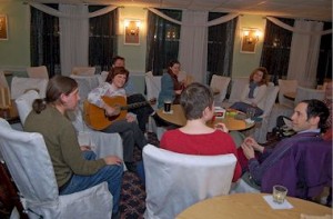 A cozy crowd gathers in a circle to pass around tunes.