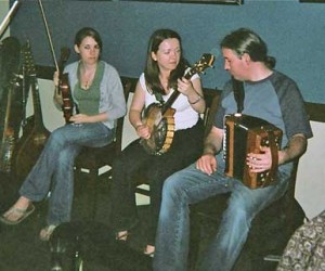 Angelina Carberry and Martin Quinn settle in next to local fiddler Caitlin Finley.