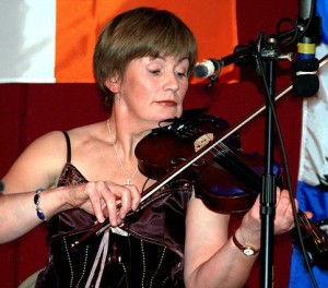 Maeve Donnelly in concert at Coatesville in April 2007 (photo by Gwyneth MacArthur)